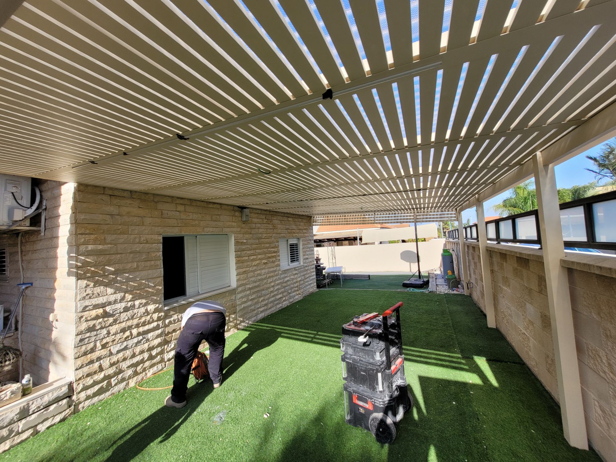 איך לבחור פתרון הצללה מושלם למרפסת שמש
